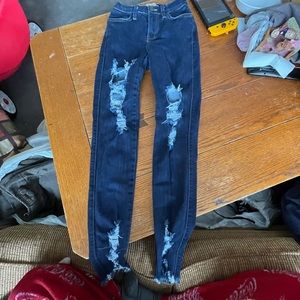 I am selllibg ripped jeans.